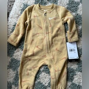 Fleece Nike baby pajamas, beige/yellow footed